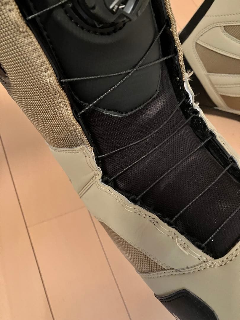 シーズン終盤thirtytwo スノボブーツ BOAシステムダブルBOA US8