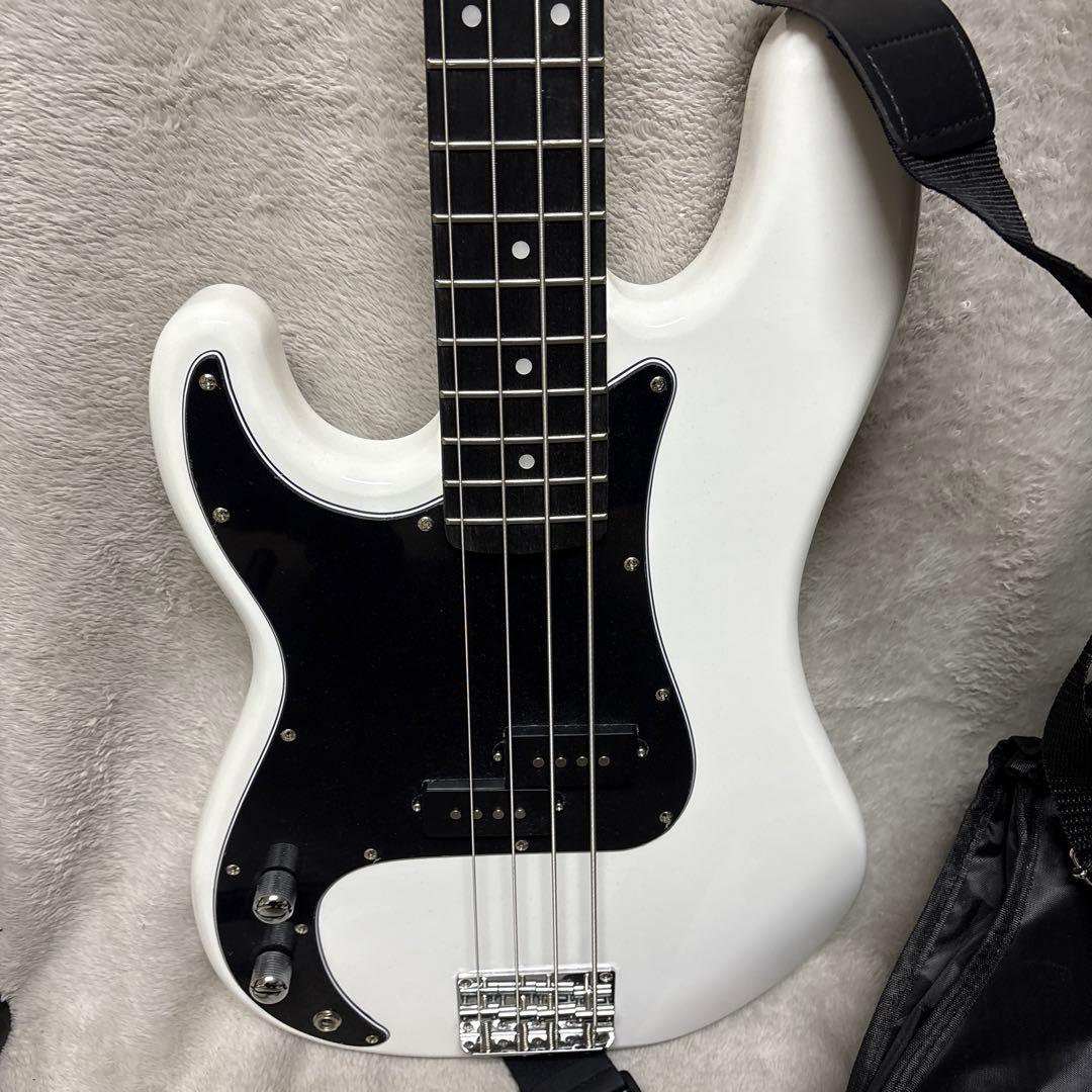 SELDER エレキベース ホワイト・ブラック
