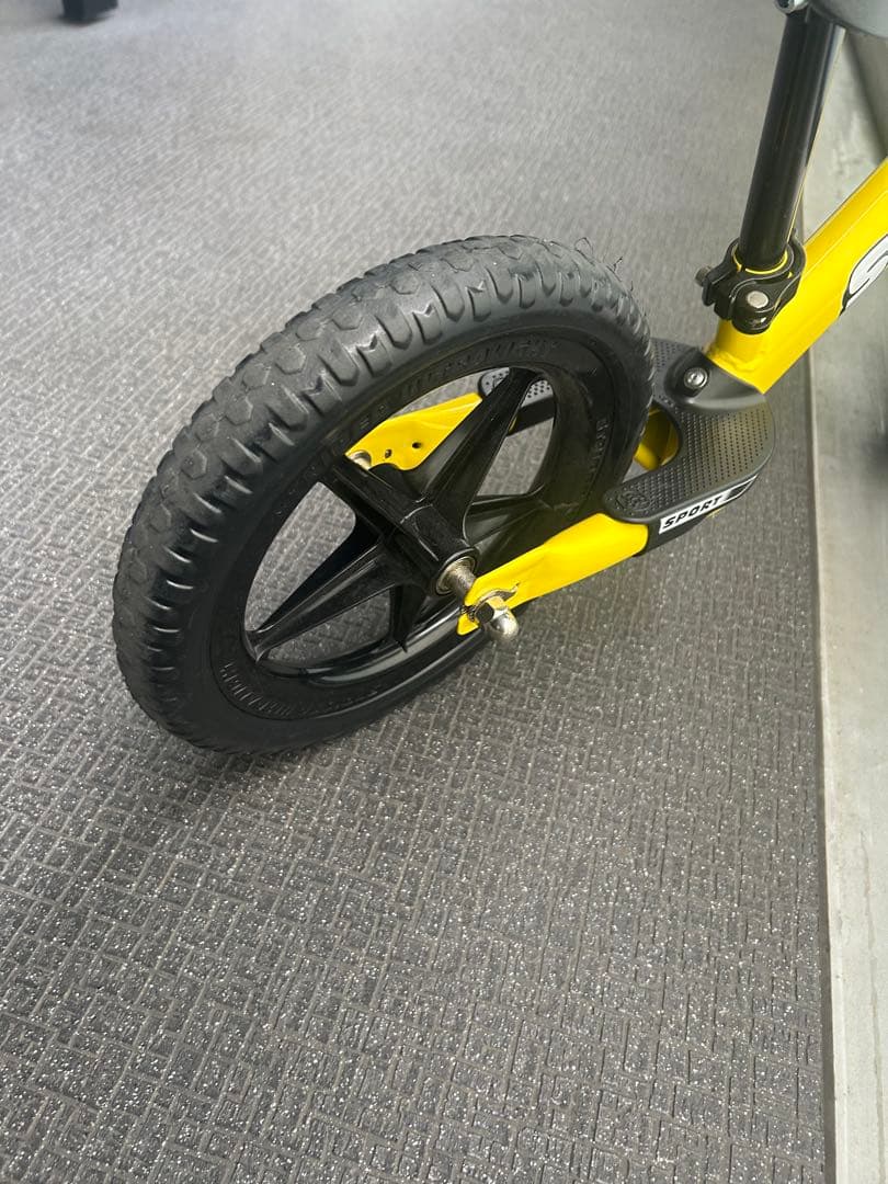 ストライダー＋スタンド＋ヘルメット３点セット