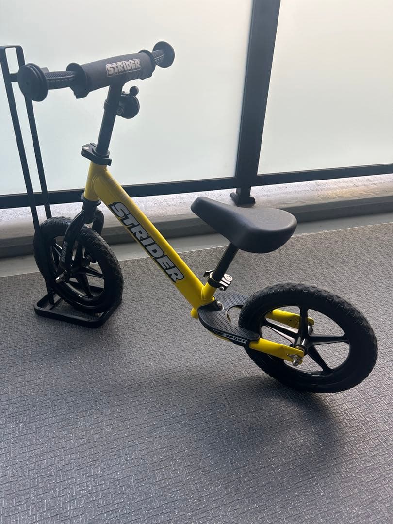 ストライダー＋スタンド＋ヘルメット３点セット