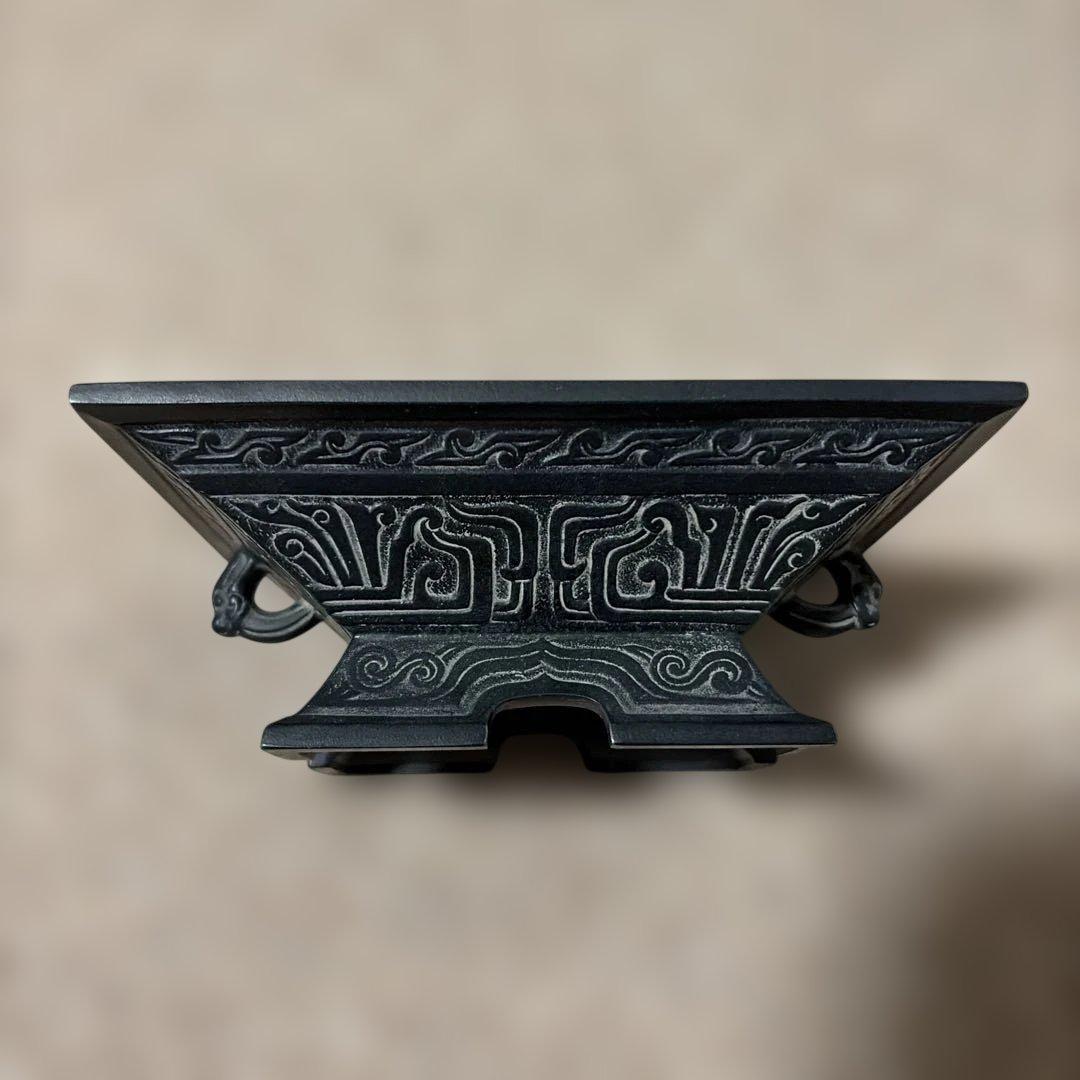 装飾的な金属製器