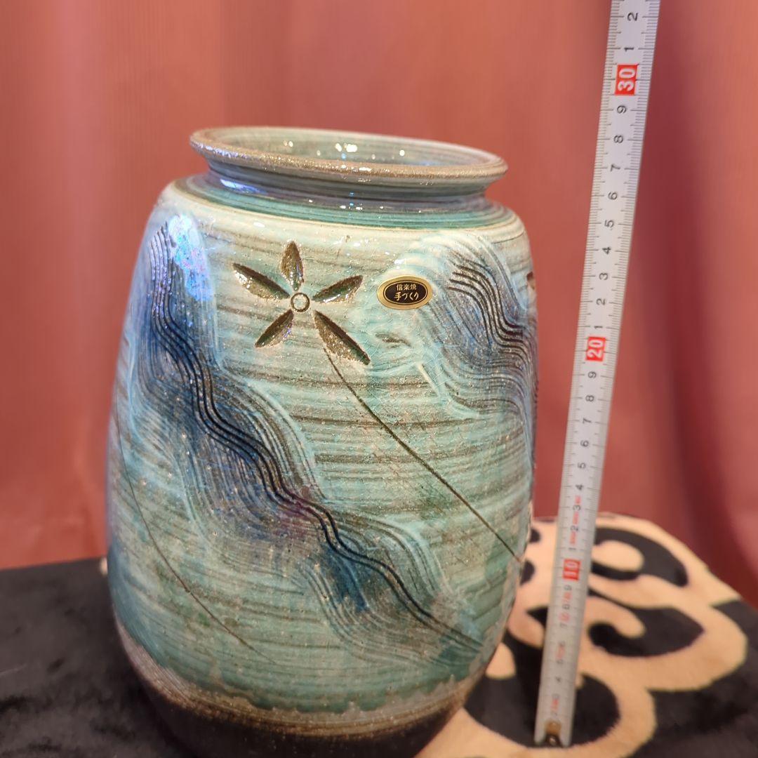青と緑の波模様の陶芸花瓶