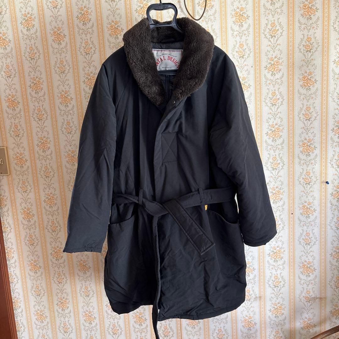ネイタルデザイン　ファー付きブラックベンチコート