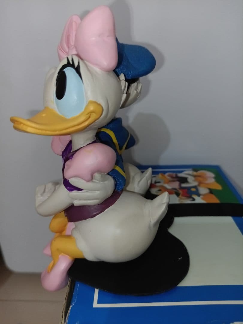 ディズニー　ドナルド　デイジー　ダック　置物　スタチュー　フィギュア