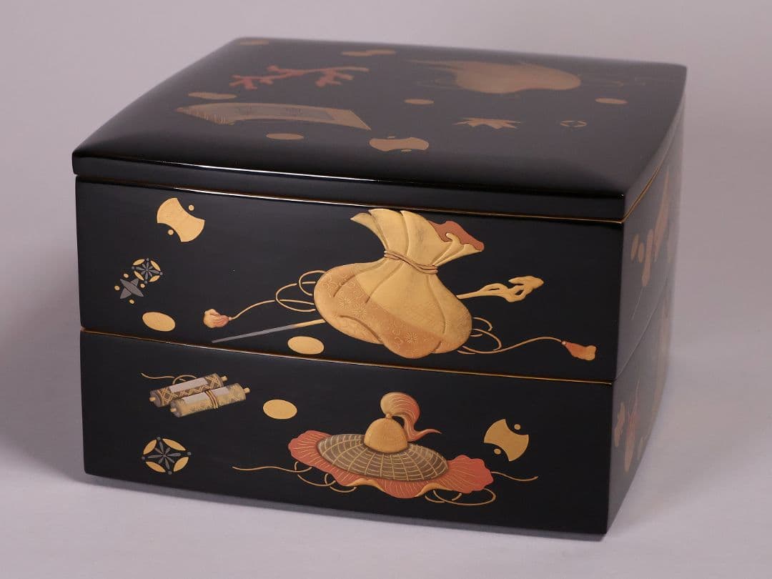 【MA941】輪島塗 宝尽くし蒔絵 二段重 木製漆器 漆芸 重箱 金蒔絵 黒 朱
