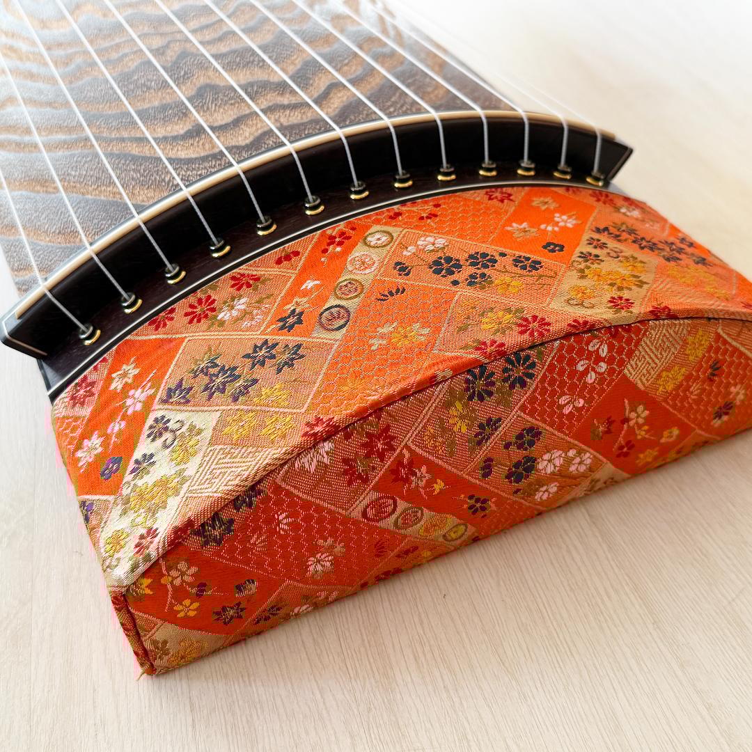 最高級 琴 13弦 綾杉彫り 山有 山田流 舟一刀 玉緑包み柏葉 くり甲 蒔絵