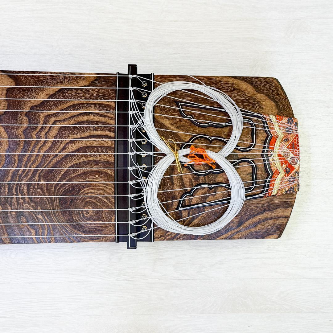 最高級 琴 13弦 綾杉彫り 山有 山田流 舟一刀 玉緑包み柏葉 くり甲 蒔絵