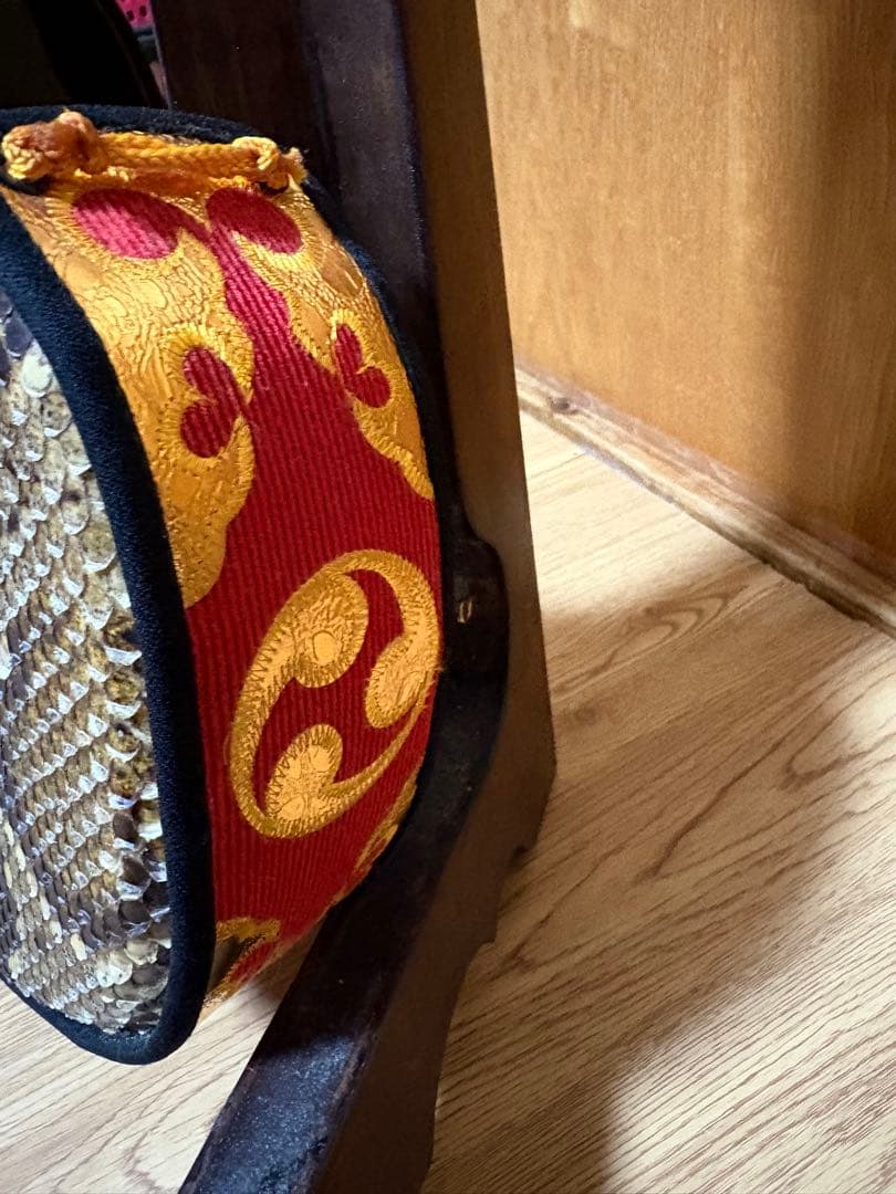 沖縄三線 本蛇皮｜約30年物｜木製スタンド付き｜現状品