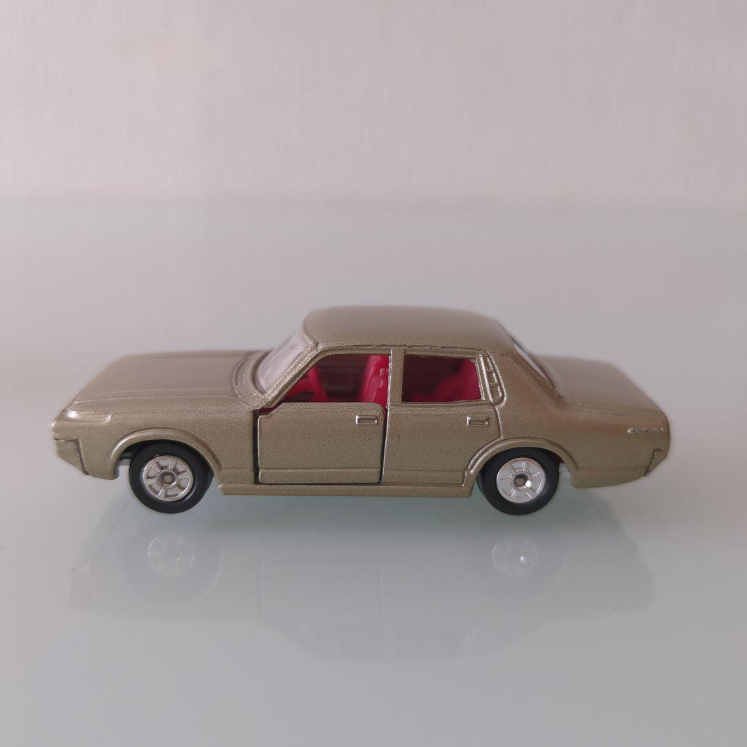 黒箱 トミカ トヨタニュークラウン