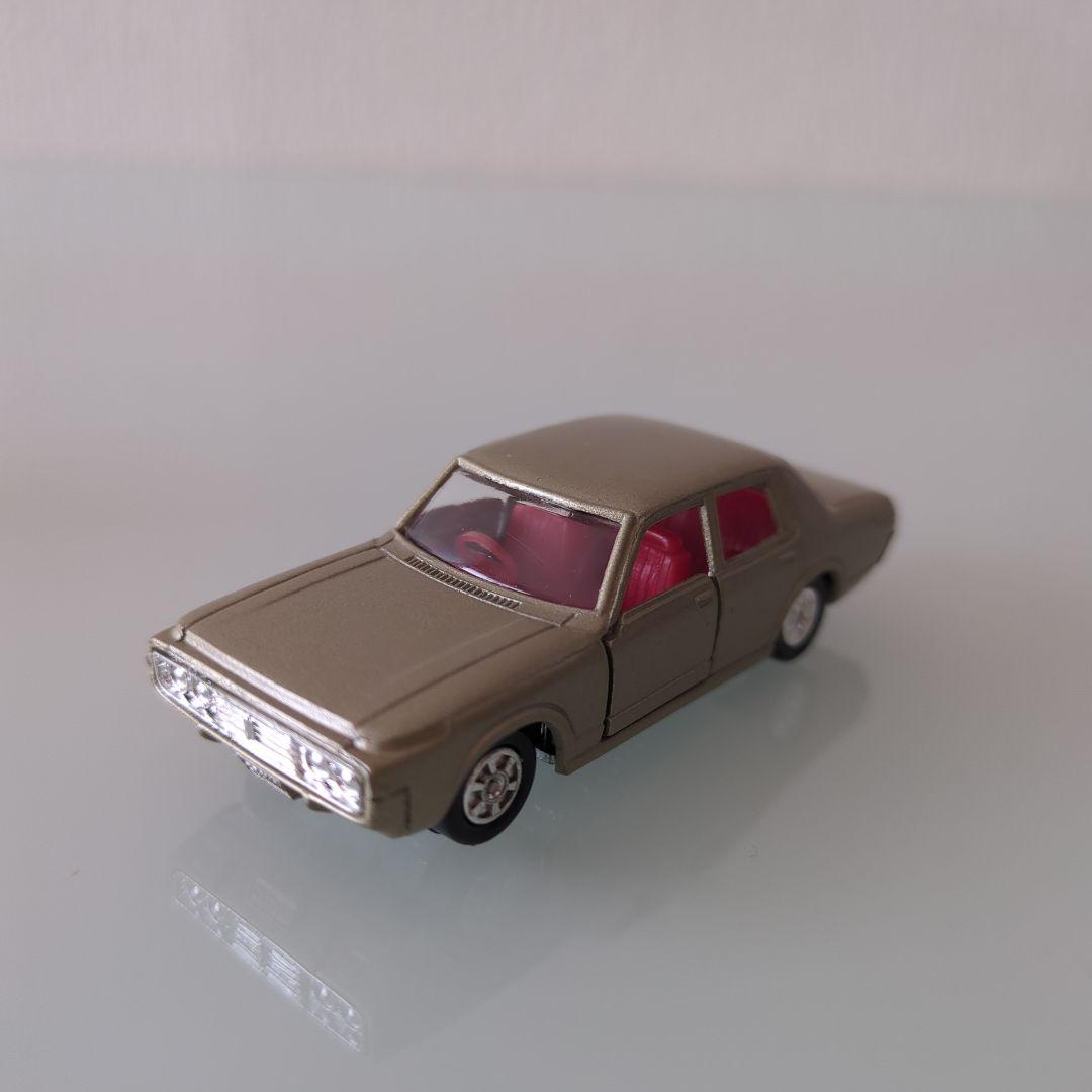 黒箱 トミカ トヨタニュークラウン