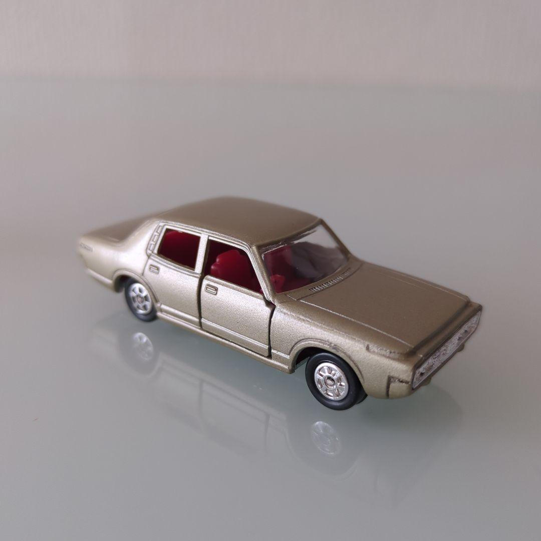 黒箱 トミカ トヨタニュークラウン