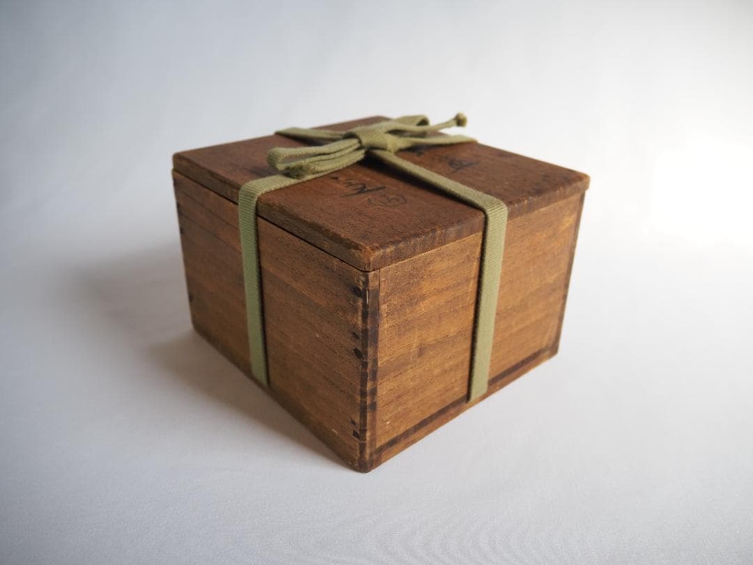 5代清水六兵衛造『色絵竹梅図扇面茶碗』（共箱）