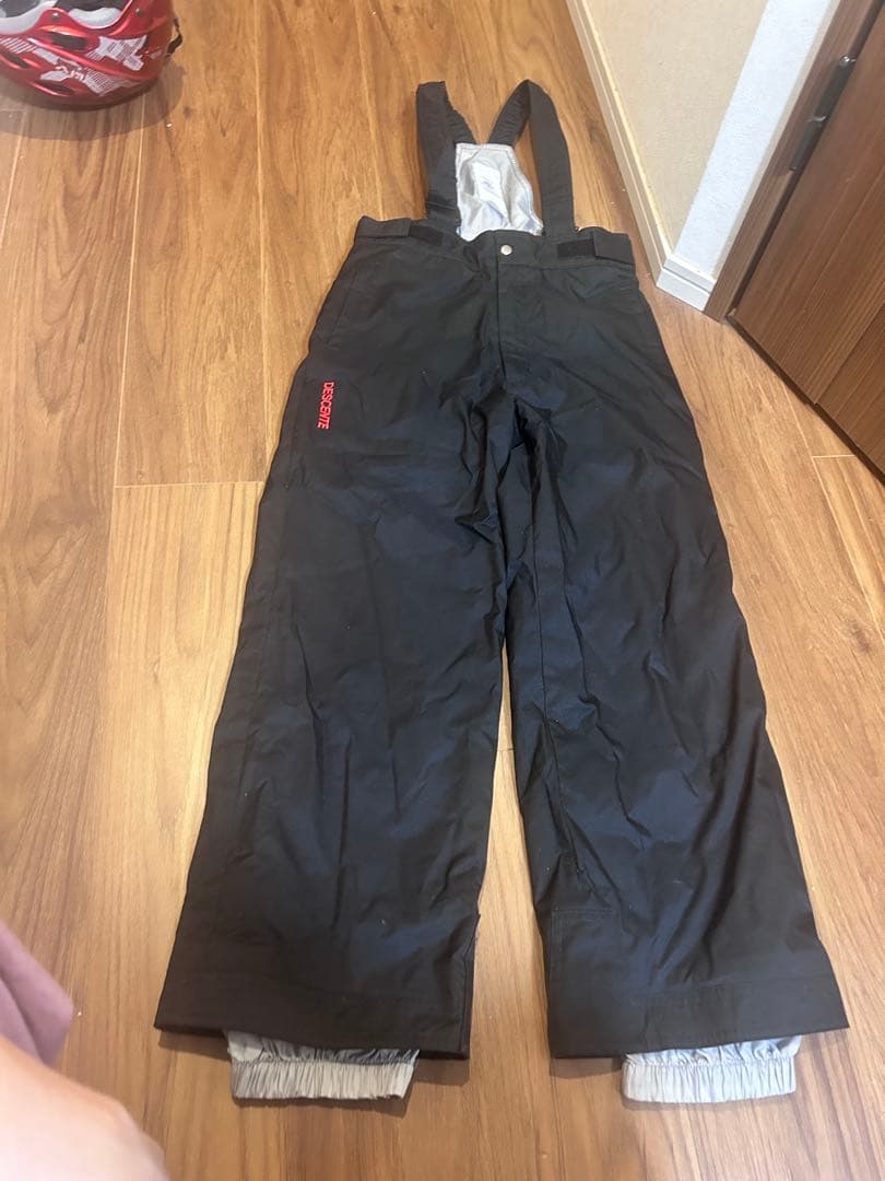 デサント　子ども用スキーウェアセット140（赤ジャケット・黒パンツ・ヘルメット）