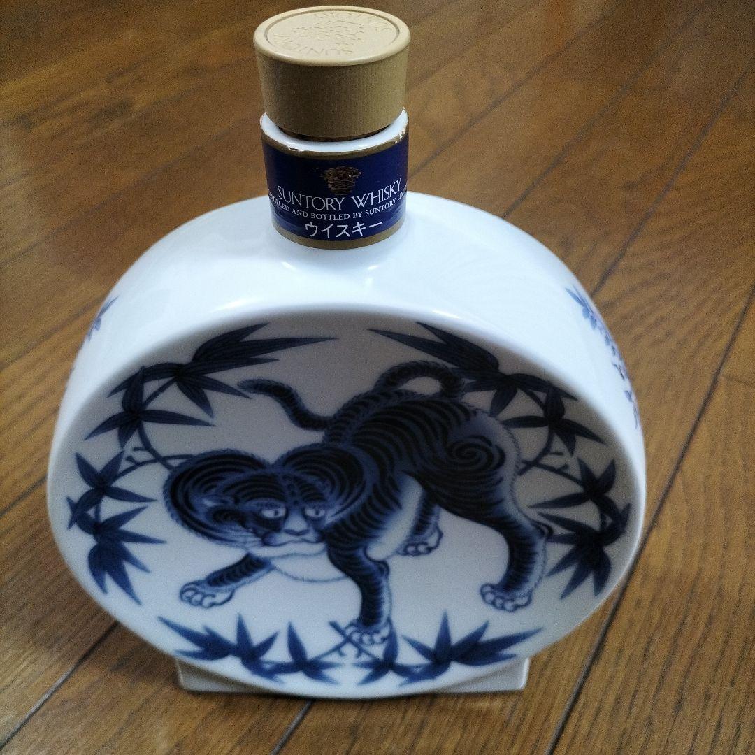 空き瓶サントリーピュアモルトウイスキー 山崎12年 有田焼〈染付竹寅文皿型瓶〉