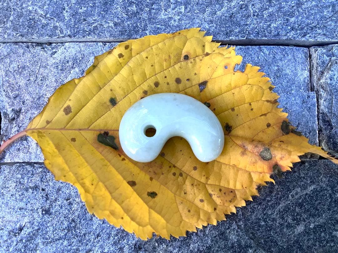 ✳神様からの授かり　糸魚川翡翠勾玉　１個お身近に　レア物アイスジェイド　鑑別書付