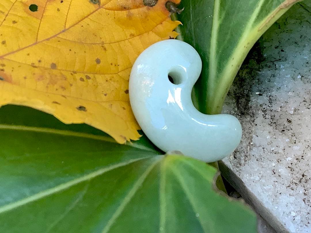 ✳神様からの授かり　糸魚川翡翠勾玉　１個お身近に　レア物アイスジェイド　鑑別書付