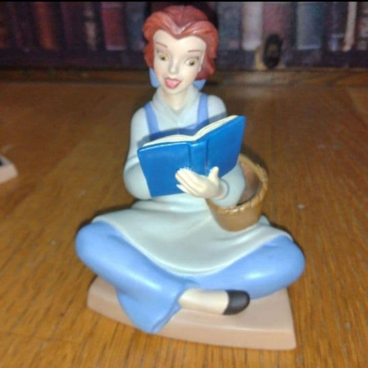 ディズニー　美女と野獣　ベルと羊　フィギュア