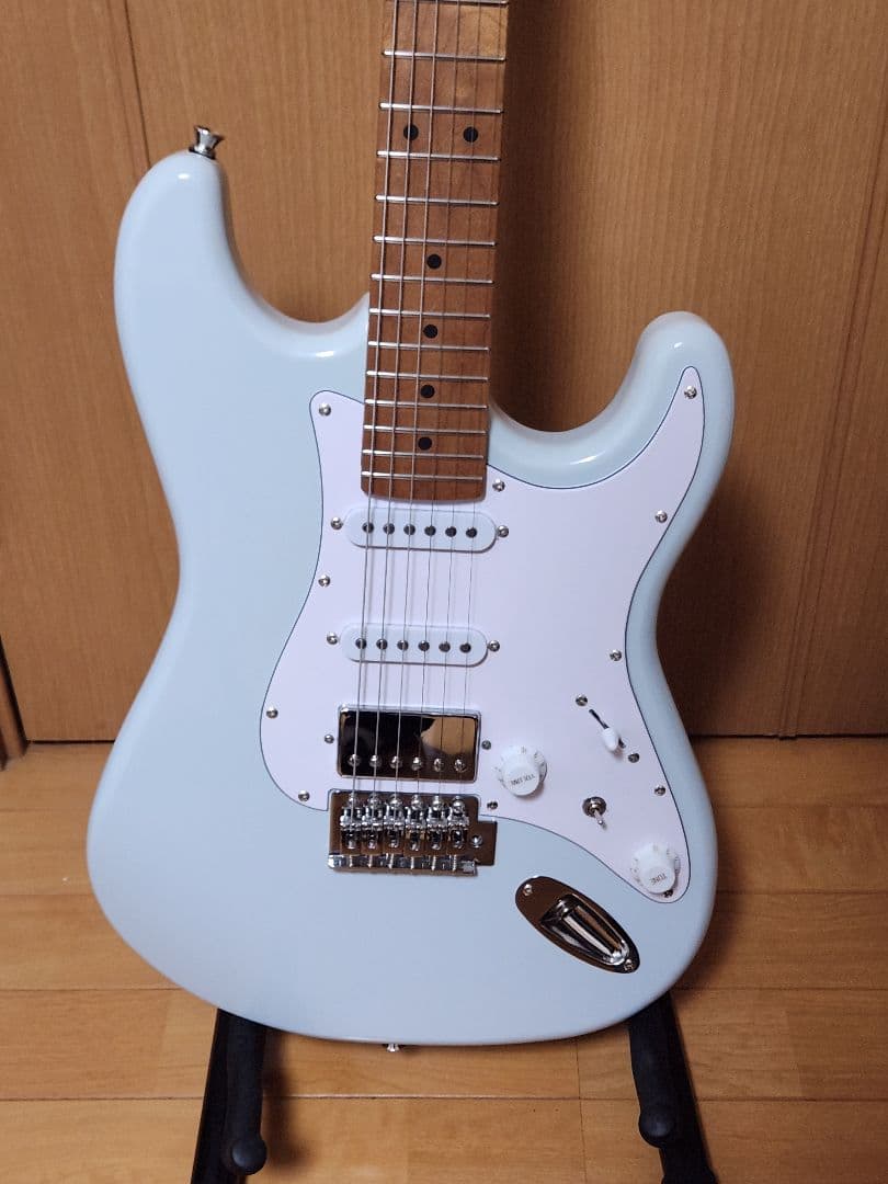 Eris. Nestia airy blue エレキギター