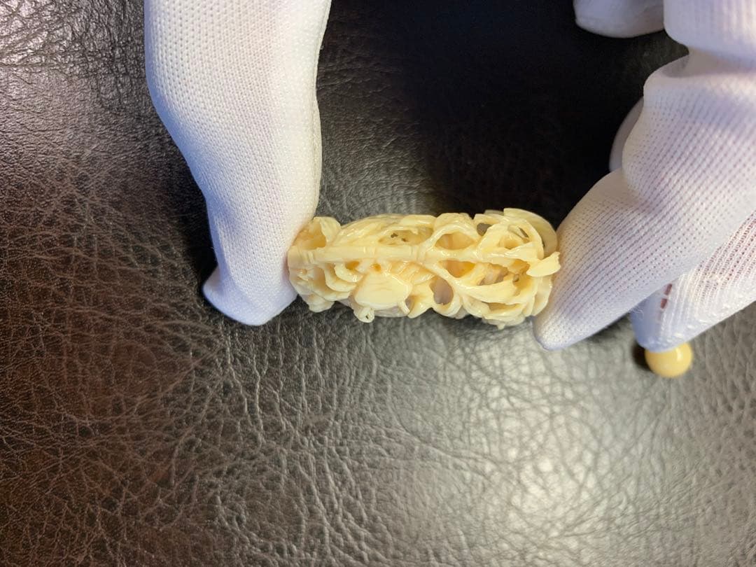 ぞうげ風 蟹と花の彫刻　極上　根付　提げ物　天然素材　アンティーク　置物　鯨歯