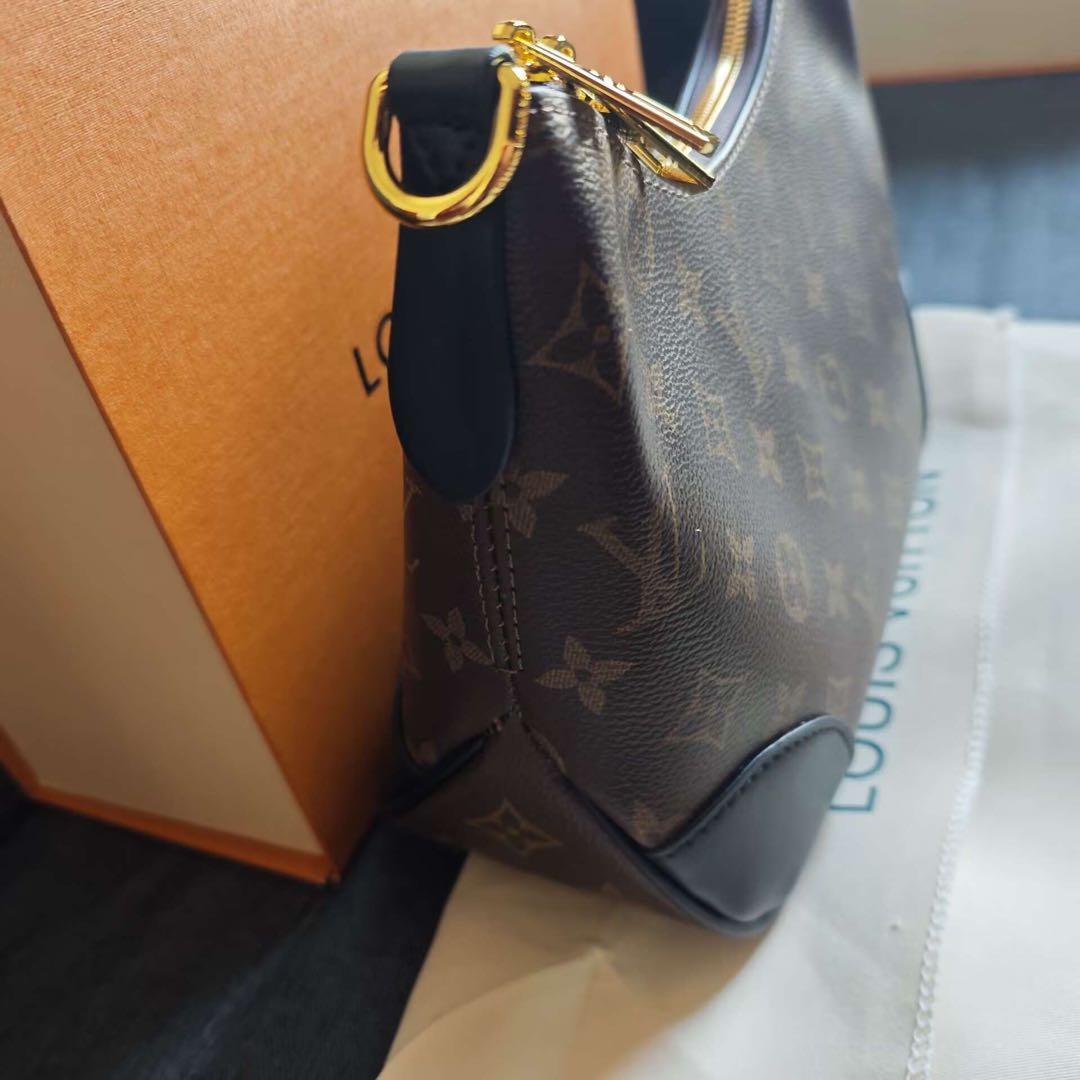 モノグラムキャンバスのブラウンショルダーバッグ、ゴールド金具付き