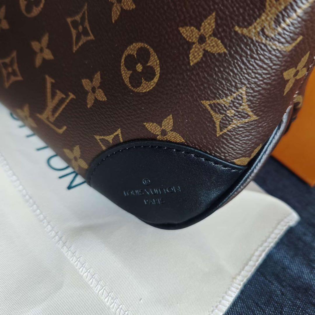 モノグラムキャンバスのブラウンショルダーバッグ、ゴールド金具付き