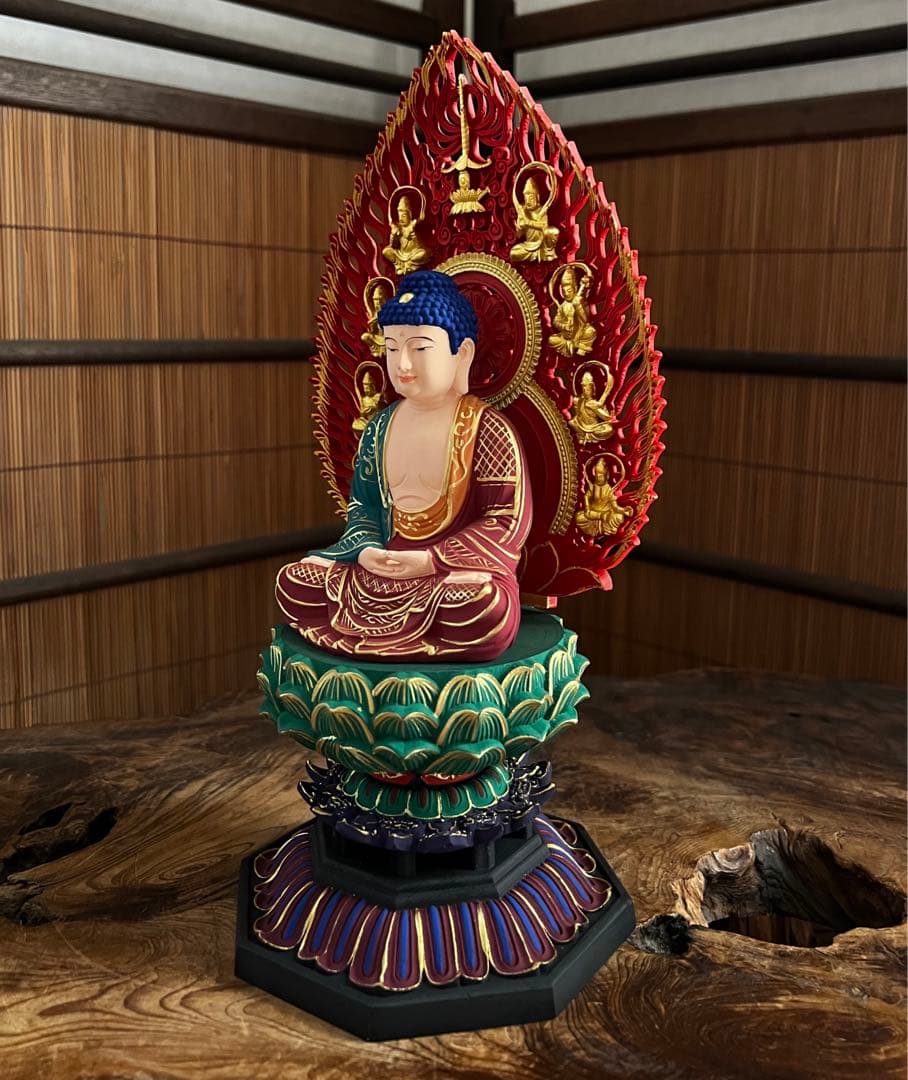 仏教美術 彩色総桧材 細密彫り 飛天光背 八角台座 釈迦如来像 仏像 展示品三寸