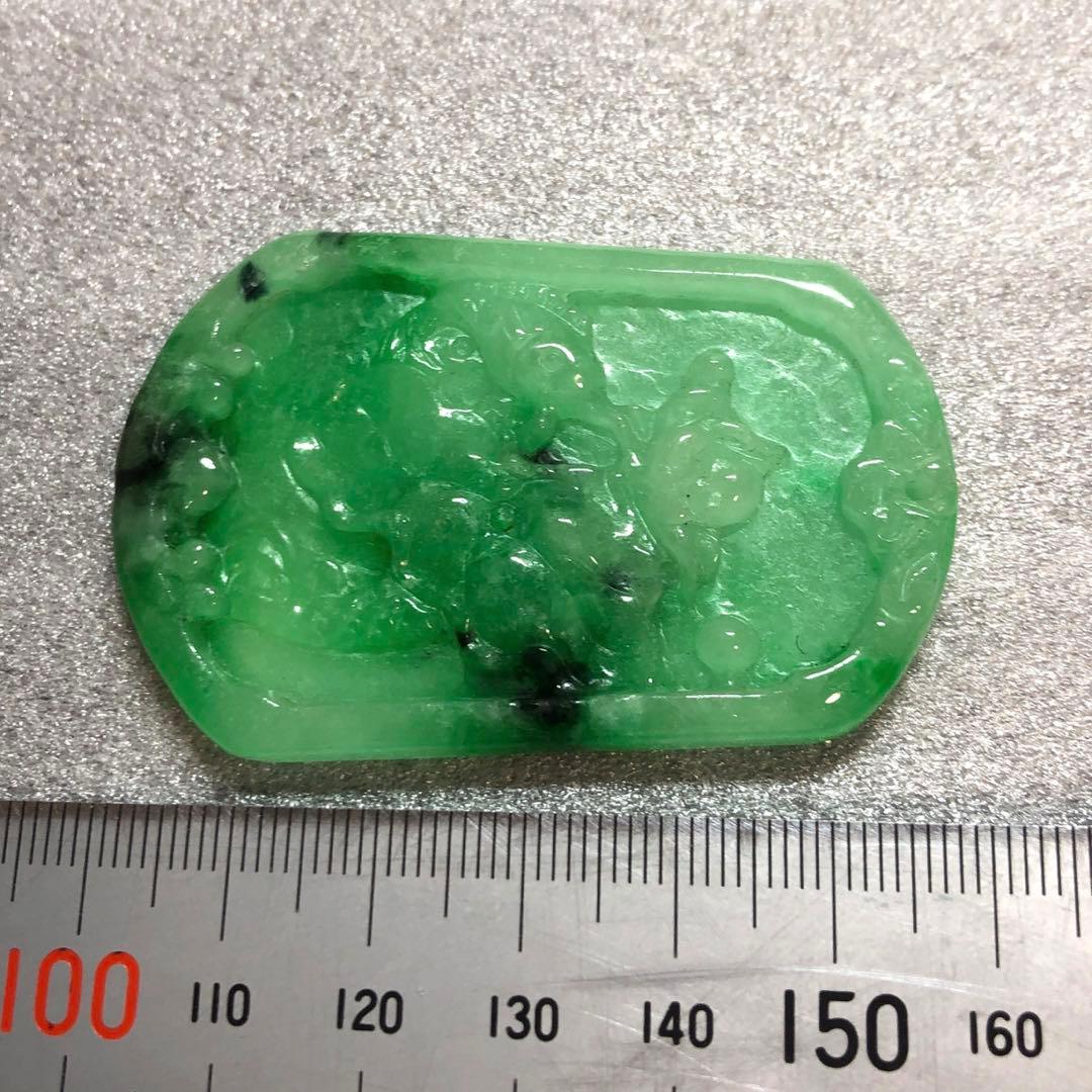 翡翠　鯉・蓮縁起彫刻　根付　置物