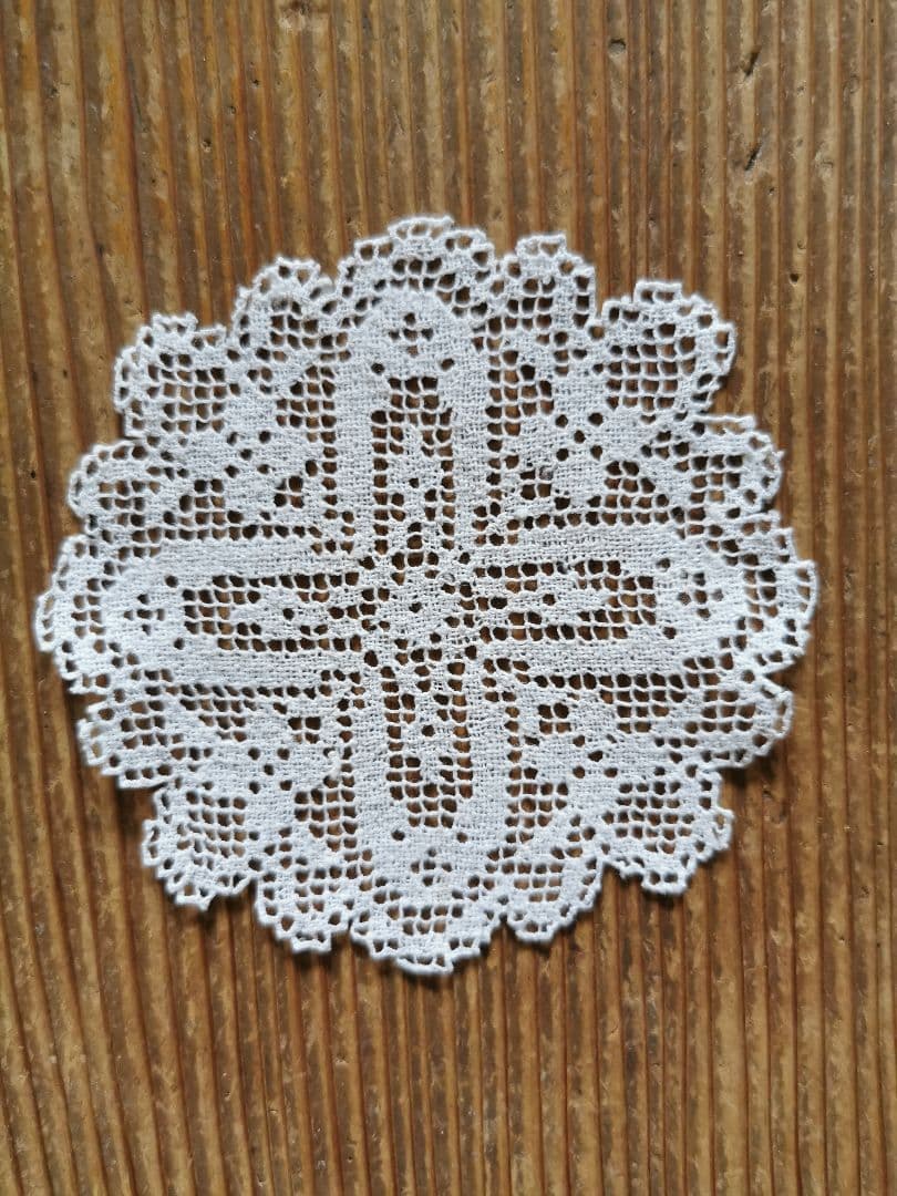 アンティークヨーロッパ 透しの十字架リネンフィレレース プチドイリー 青い麻布付