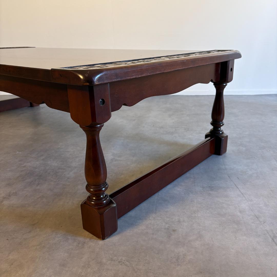 ヴィンテージ 木製センターテーブル 彫刻入り