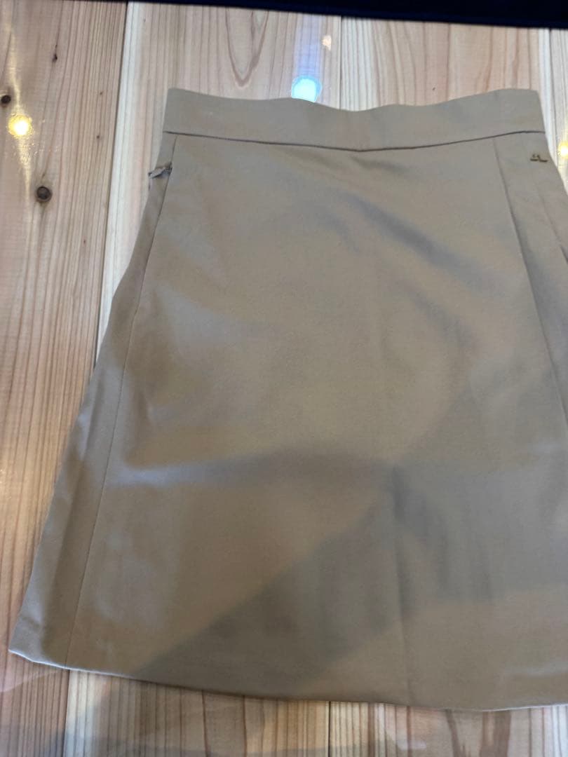 2025ssモデルJ.LINDEBERG ベージュスカート　S