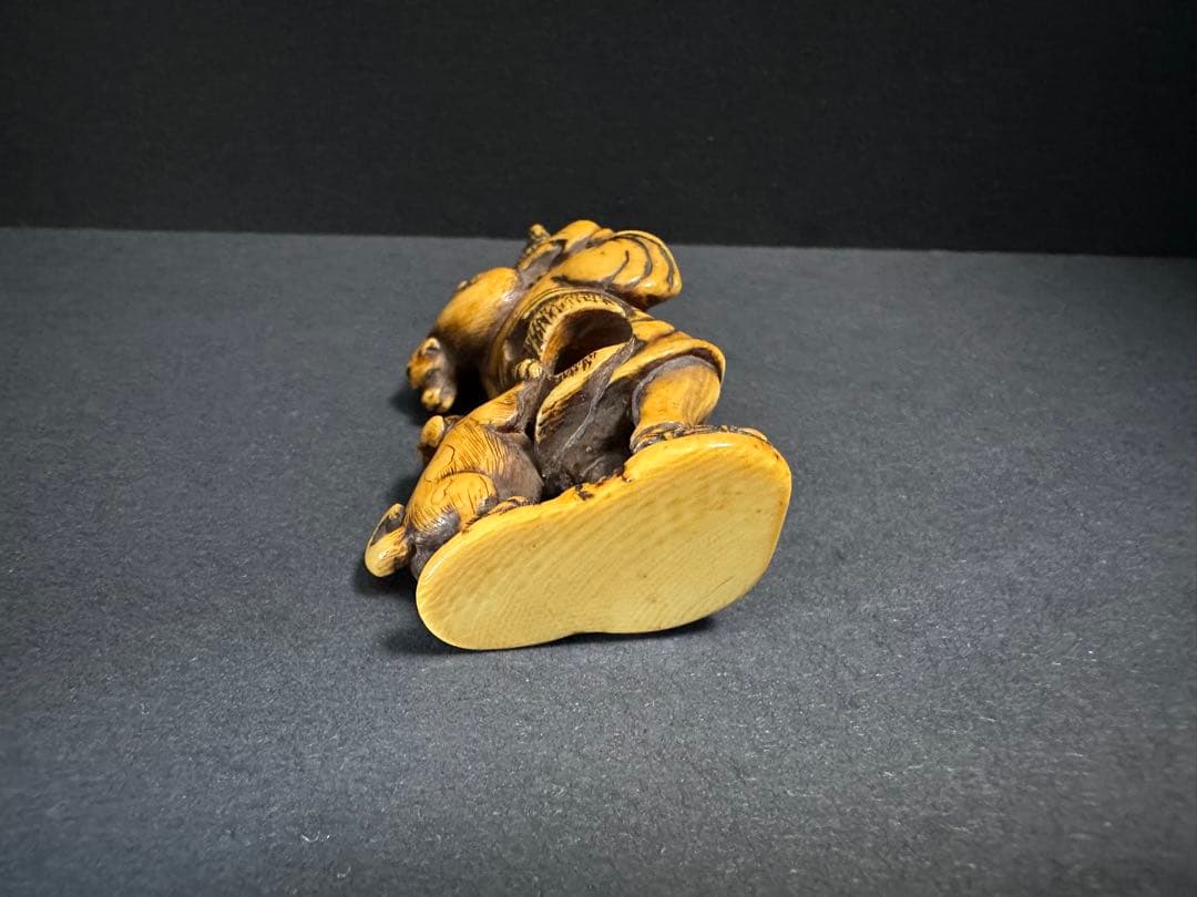 【根付(netsuke)】犬を連れた旅人の根付　江戸時代