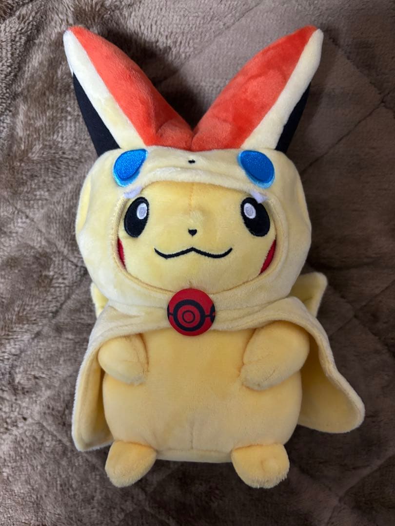 ビクティニのポンチョを着たピカチュウ ぬいぐるみ