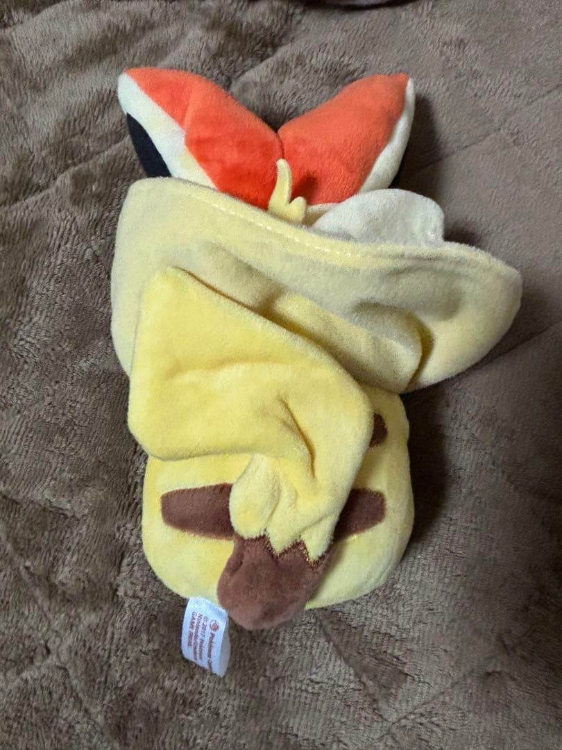 ビクティニのポンチョを着たピカチュウ ぬいぐるみ