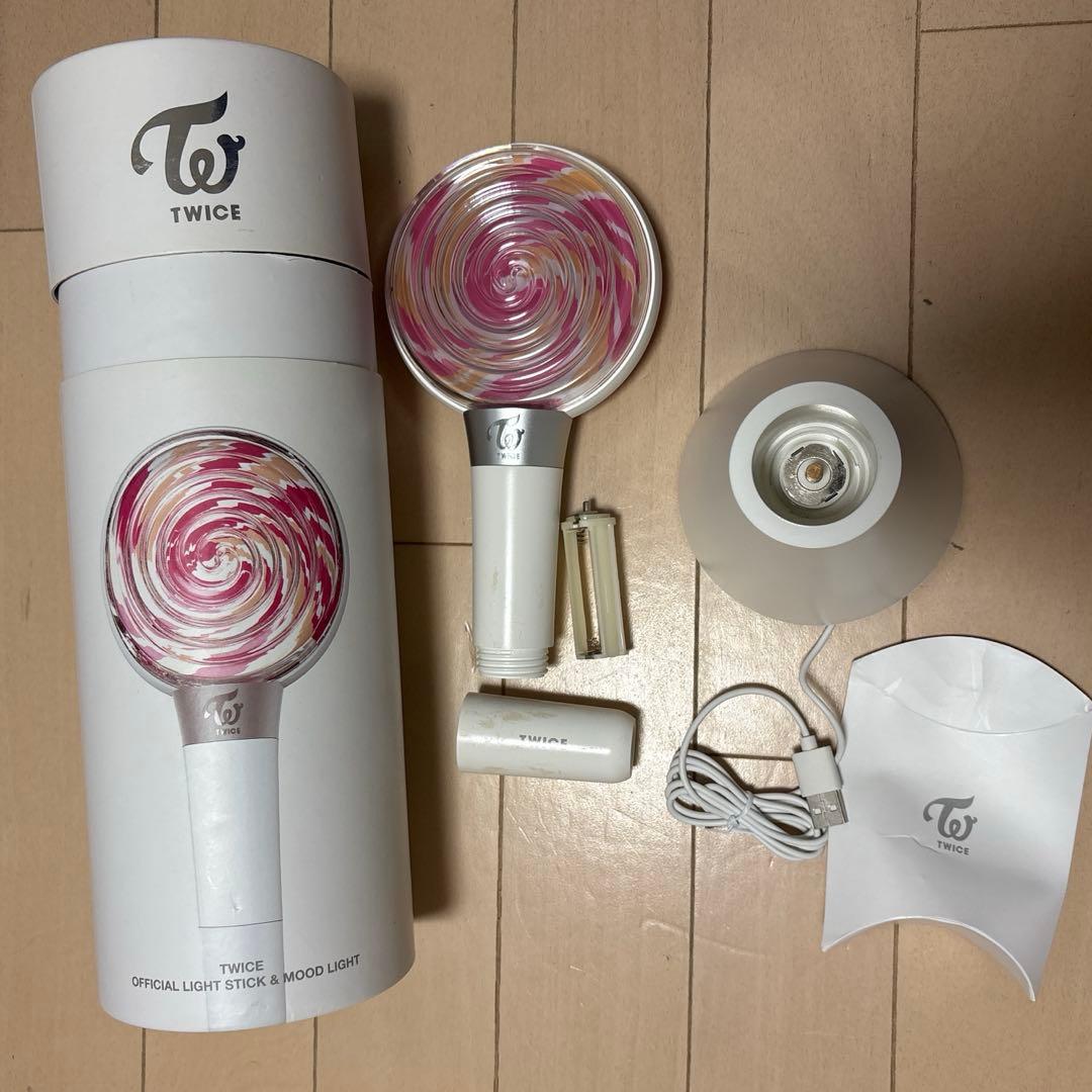 TWICE グッズ大量　まとめ売り　CD うちわ　トレカ　缶バッジ　ペンライト