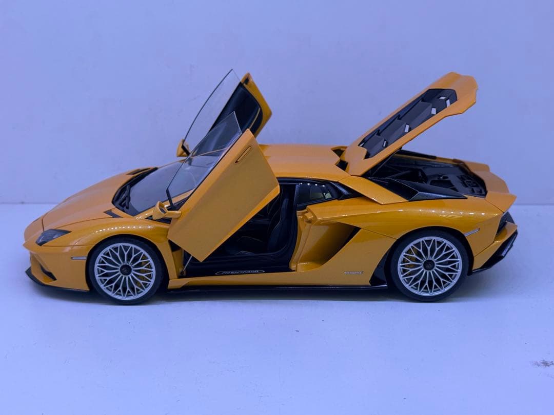 オートアート 1/18アヴェンタドールS