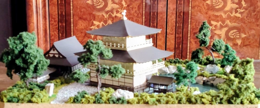LED照明金付き閣寺ジオラマ　プラスティックケ一ス付き