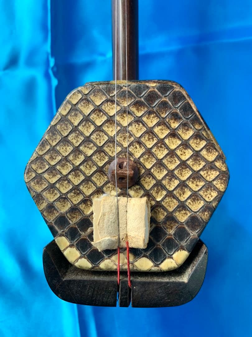 二胡★國際コンクール優勝者★万菊根先生の製作した★老紅木二胡です。