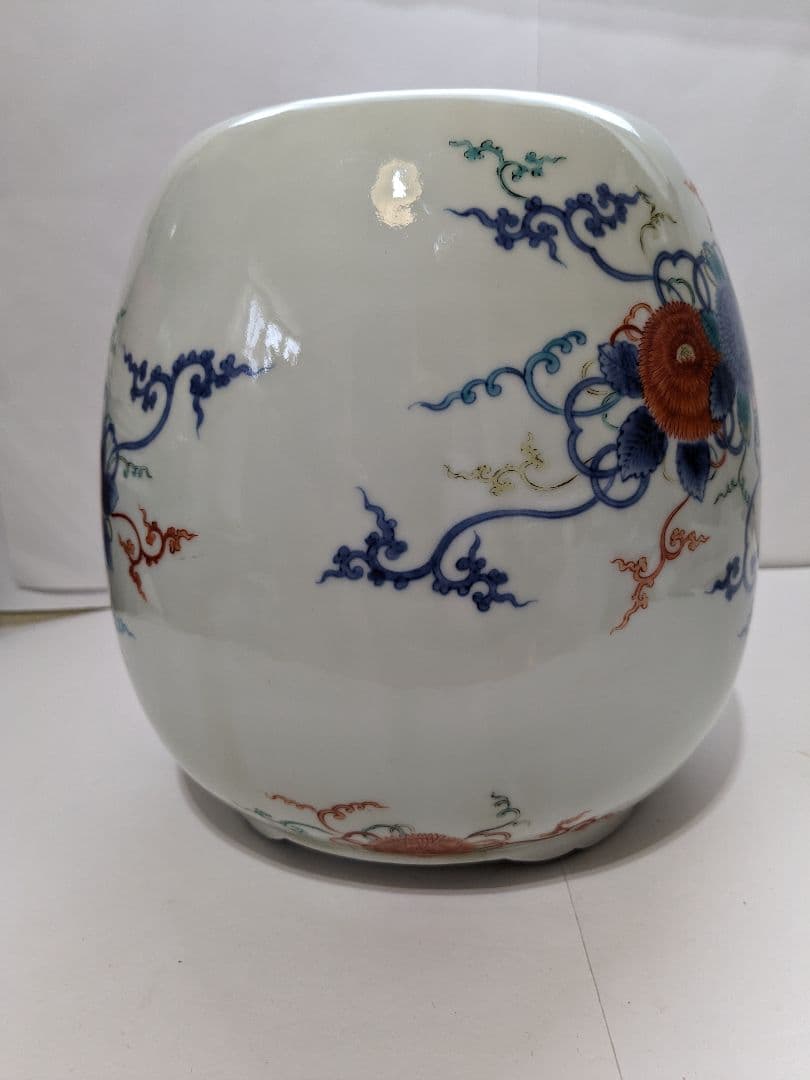 有田焼　十一代今泉今右衛門作、『錦菊花文三足手あぶり』、銘有、合わせ箱付