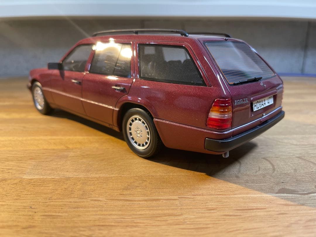 BoS Models メルセデス・ベンツ W124 300TE レッド 1/18