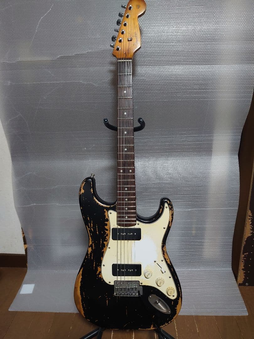 むにえるるな。レリックギター。ストラトキャスター。 エレキギター ブラック