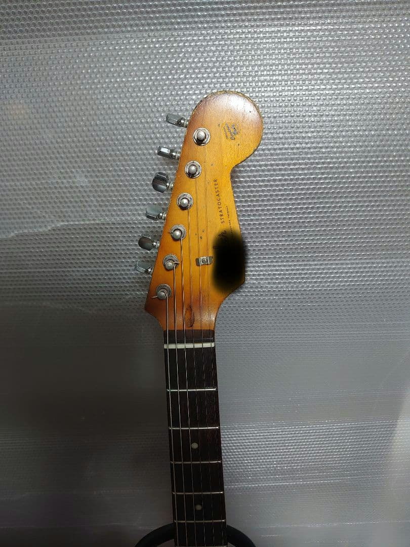 むにえるるな。レリックギター。ストラトキャスター。 エレキギター ブラック