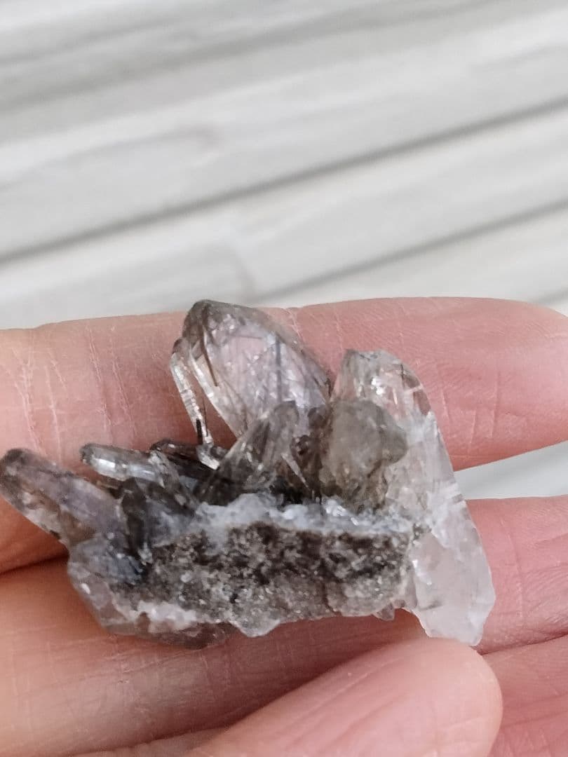 国産鉱物　山梨県　塩山竹森山　天然水晶　虹入り　トルマリン入り水晶