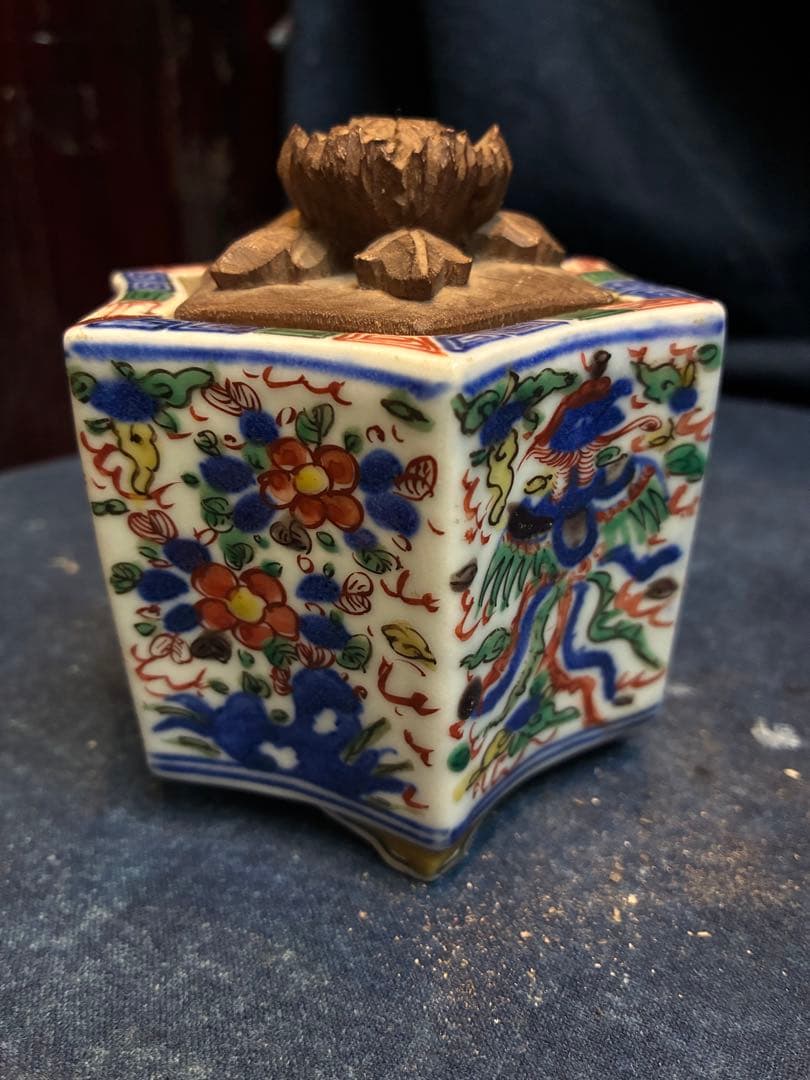 中国美術　香炉　大明萬暦年製　五彩　花と龍と鳳凰　六角香炉