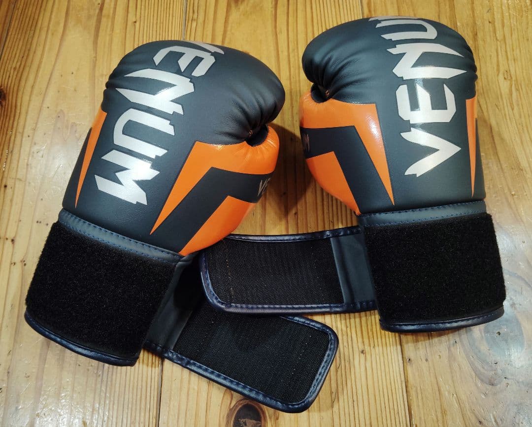 VENUM ヴェナム　ボクシンググローブ　８オンス 美品