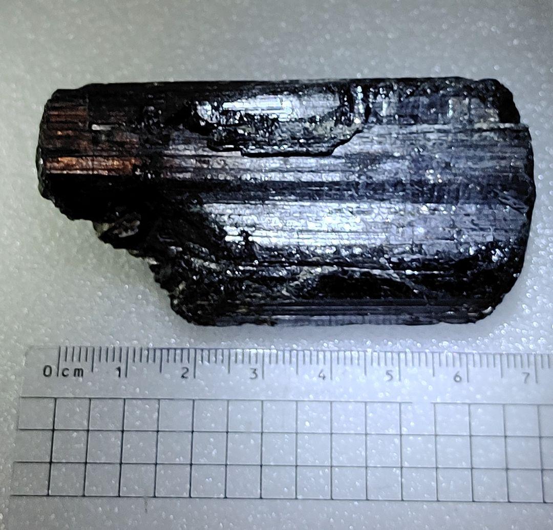 シルバー色の雲母が内部に共生している、ブラックトルマリンの原石です。125g