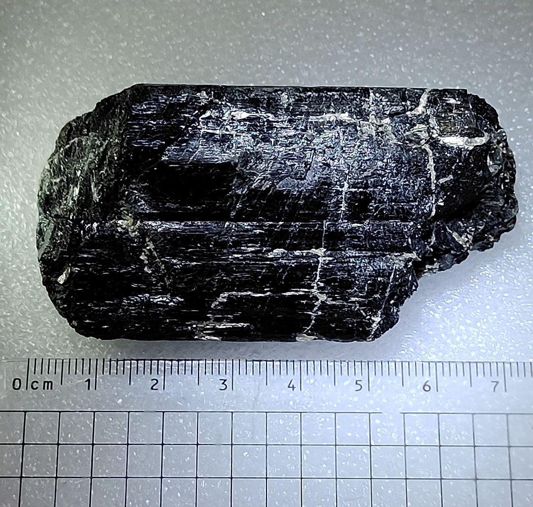 シルバー色の雲母が内部に共生している、ブラックトルマリンの原石です。125g