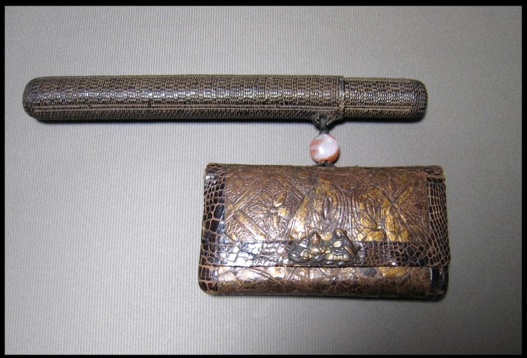 金唐革　花文　煙草入　煙管入　夫婦図　彫金　金具　瑪瑙　緒締　革製　提げ物　骨董