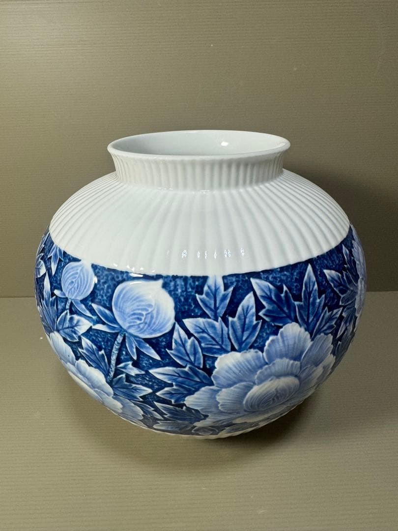 2280 有田焼 名工 緒方松右衛門 作 染付牡丹図 盛上彫文 壺 花瓶