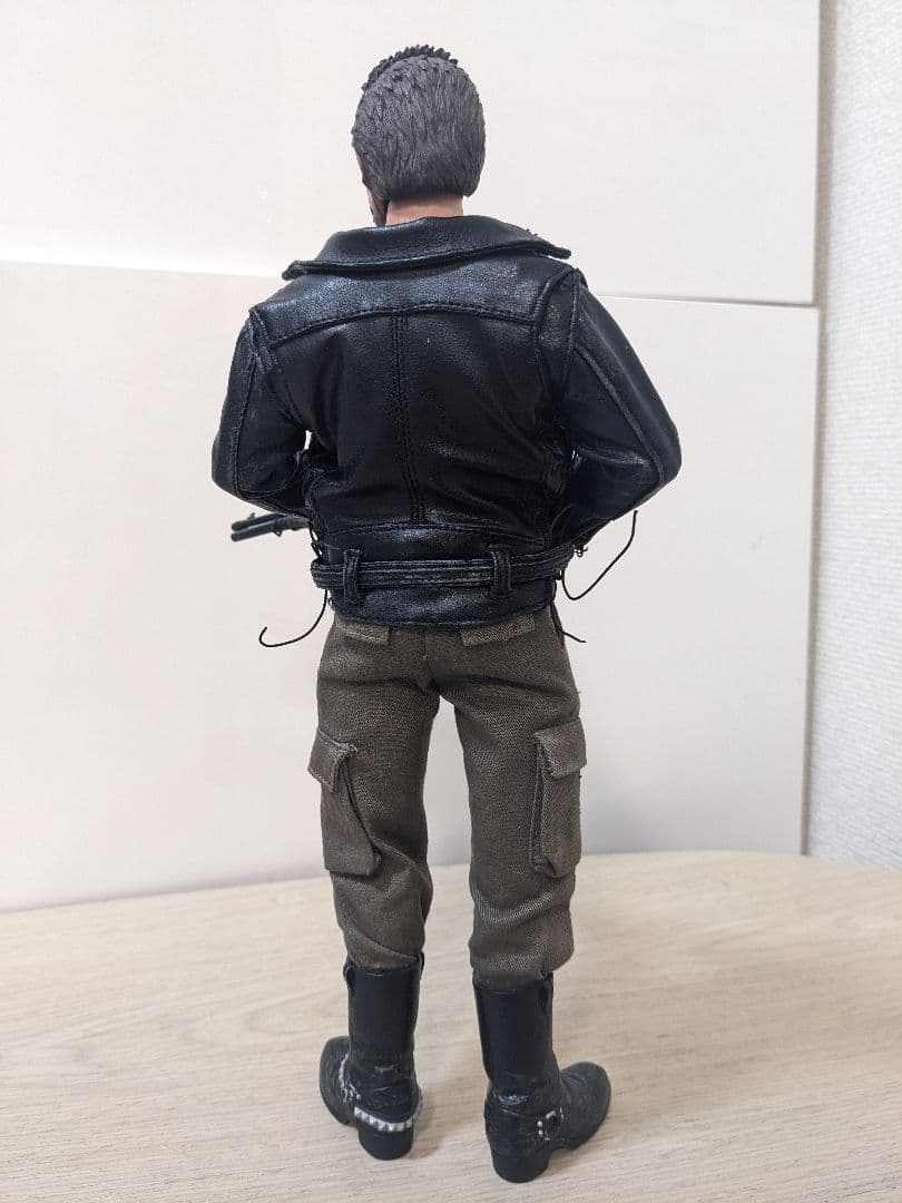 ホットトイズ ターミネーターT800バトルダメージ1/6 フィギュアMMS238