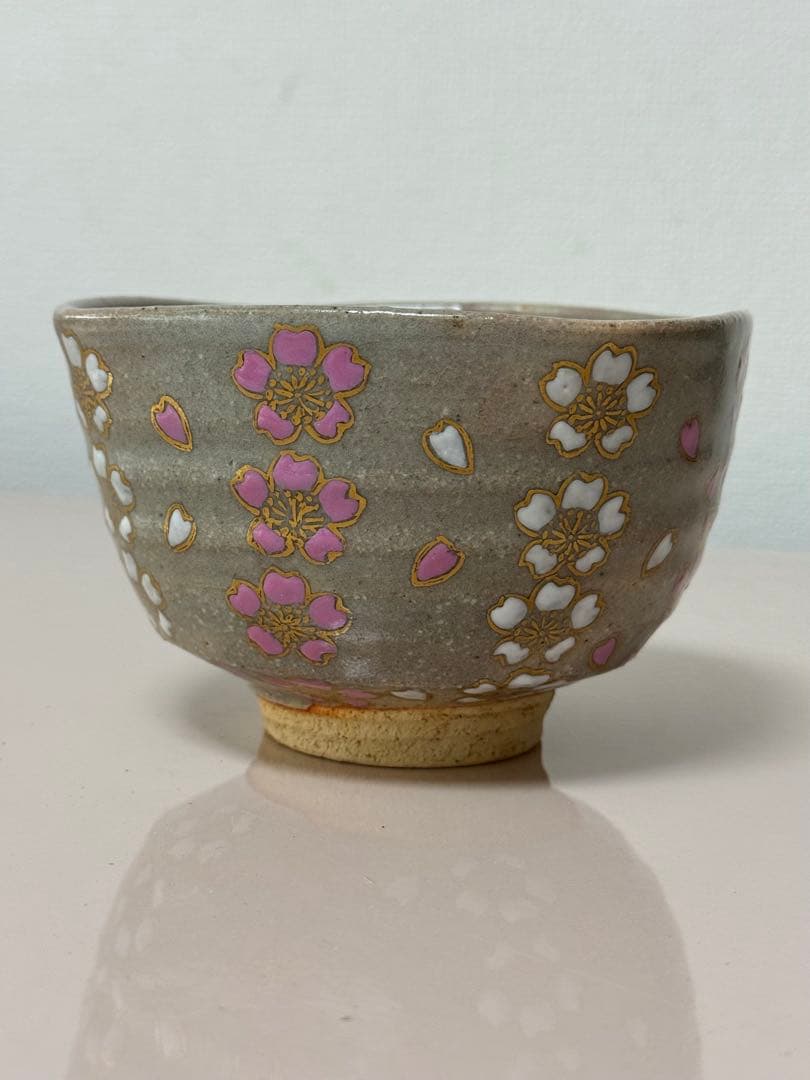 桜模様の陶器製茶碗